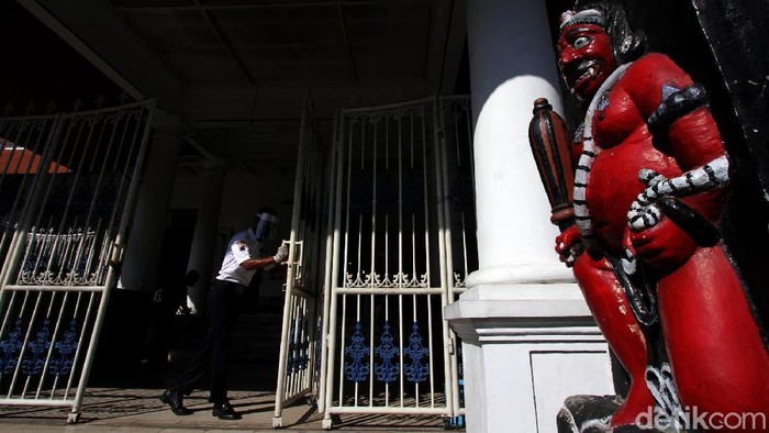 Petugas museum menyambut kedatangan tamu di depan pagar Museum Radya Pustaka di Solo, Jawa Tengah, Selasa (23/6). Museum tertua di Indonesia yang didirikan oleh Kanjeng Raden Adipati Sosrodiningrat IV pada 18 Oktober 1890 ini dibuka pertama kalinya sejak Kondisi Luar Biasa (KLB) diberlakukan  di Solo Maret lalu.