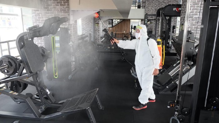 Tempat kebugaran di Surabaya sedang mempersiapkan protokol kesehatan untuk menyambut new normal di tengah pandemi COVID-19. Seperti tempat fitness dan tempat olahraga lainnya.