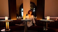 Bar di Wina, Australia jmenggunakan manekin untuk membatasi jarak bagi pengunjung satu dan lainnya. Manekinnya didandani mirip pengunjung. (Getty Images)