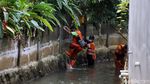 Semangat Pasukan Oranye Bersihkan Sungai di Tengah Pandemi