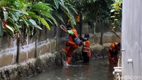 Kegiatan ini rutin dilakukan agar sungai di Jakarta bersih dari sampah.