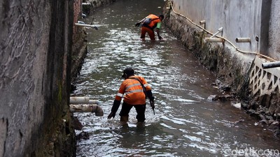 Semangat Pasukan Oranye Bersihkan Sungai di Tengah Pandemi