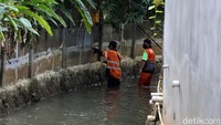 Meski ada rasa khawatir dengan penyebaran virus Corona, namun para petugas tetap bertanggung jawab besar atas tugasnya.