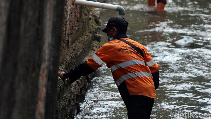 Pasukan Oranye Bersihkan Sungai Aksi semangat pasukan oranye, terlihat membersihkan kali di tengah pandemi Covid-19 (Corona), di pemukiman warga di Jalan H. Umaidi, Rawa Bambu, Jakarta, Selasa (23/06/2020). Pasukan oranye atau petugas Penanganan Sarana dan Prasarana (PPSU) tetap melaksanakan rutinitas tugasnya sehari-hari seperti biasa.