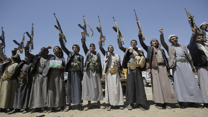 FILE - In this Sept. 21, 2019, file photo, Shiite Houthi tribesmen hold their weapons as they chant slogans during a tribal gathering showing support for the Houthi movement, in Sanaa, Yemen. The United Nations Human Rights Office of the High Commissioner replaced its chief in Yemen, Elobaid Ahmed Elobaid, nearly nine months after the Houthis who control northern Yemen denied him entry, documents dated Tuesday, June 9, 2020 obtained by The Associated Press show. (AP Photo/Hani Mohammed, File)