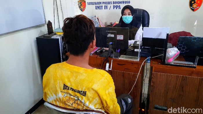 Seorang pemuda di Bondowoso ditangkap setelah buron selama 2 tahun. Ia buron setelah melakukan pemerkosaan pada gadis di bawah umur.
