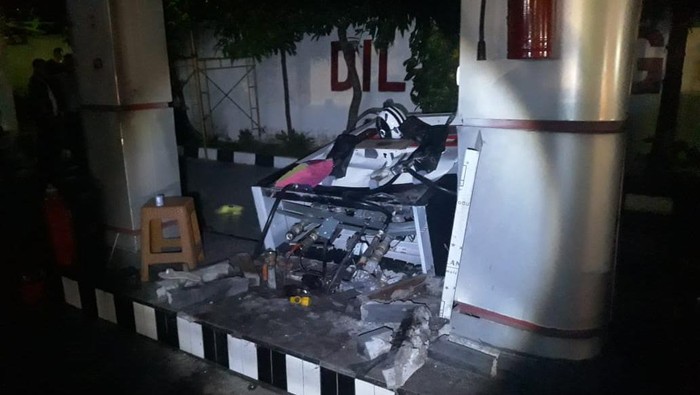 Pemobil tabrak SPBU milik Wakil Walkot Solo di Jalan Bhayangkara, Solo, Senin (22/6/2020).