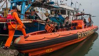 Berdasarkan data Basarnas sebanyak tujuh orang nelayan KM Puspita Jaya dinyatakan hilang akibat kapalnya diterjang ombak hingga tenggelam pada Kamis (18/6).
