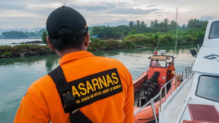 Anggota Basarnas Banten melakukan pencarian korban KM Puspita Jaya di sekitar perairan Selat Sunda, Banten, Selasa (23/6/2020).  Berdasarkan data Basarnas sebanyak tujuh orang nelayan KM Puspita Jaya dinyatakan hilang akibat kapalnya diterjang ombak hingga tenggelam pada Kamis (18/6), dan pencarian korban tersebut masih dilakukan dengan menyisir di sekitar perairan Selat Sunda. ANTARA FOTO/Muhammad Bagus Khoirunas/foc.