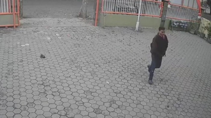 Pencuri terekam cctv