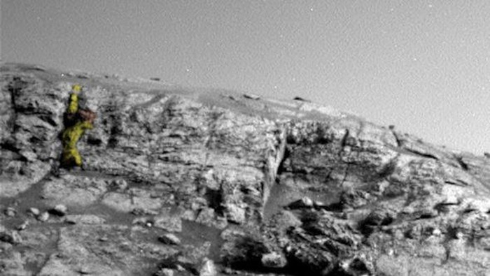 Patung atau monumen bisa menunjukkan sebuah kebanggaan dari suatu negara atau ... planet, setidaknya itu yang dipercaya oleh penggila konspirasi alien dan UFO Scott Waring. Ia kekeuh menemukan patung prajurit di Mars dari gambar yang ditangkap oleh NASA.