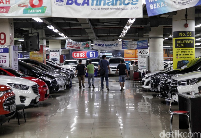 Penjualan Mobil Bekas di Masa New Normal Ambyar Sejadi-jadinya Kebiasaan baru atau new normal rupanya tidak berpengaruh dengan angka penjualan mobil bekas. Kini pengusaha mobil bekas pun mulai menjerit.