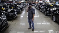 Begini suasana bursa penjualan mobil bekasi di kawasan WTC Mangga Dua, Jakarta Utara, (23/6). 