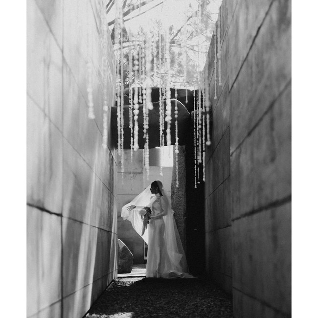 Pilihan lokasi pernikahan terbilang unik. Dari foto-foto pernikahan yang diunggah Tara, diketahui mereka melangsungkan pernikahan di Wot Batu, Bandung, Jawa Barat. Berlokasi di perbukitan, Wot Batu merupakan galeri yang menampilkan deretan instalasi batu karya seorang seniman bernama Sunaryo. (Foto: Instagram/@tarabasro)