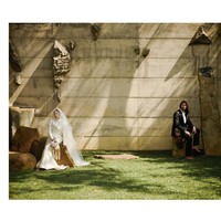 Penampilan Tara Basro kian maksimal dengan veil panjang yang menjuntai sampai menyentuh lantai. Tidak ketinggalan, anting bergaya klasik yang terbuat dari susunan mutiara. Sementara itu, Daniel Adnan tampil gagah dengan setelan hitam dan kain batik yang disematkan di celana panjangnya. (Foto: Instagram/@tarabasro)