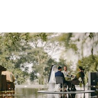 Prosesi akad nikah digelar secara khusus di tengah kolam. Dengan latar belakang Batu Air yang merepresentasikan persepsi kehidupan di fase selanjutnya yang indah dan menenangkan, kami mengikat janji, untuk bersama mengarungi kehidupan hingga ajal memisahkan, tulis perempuan 30 tahun itu. (Foto: Instagram/@tarabasro)