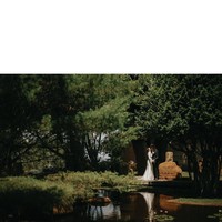 Pemandangan yang asri dengan pepohonan yang rindang semakin menyempurnakan momen spesial tersebut. Tempat ini seakan menyalurkan energi bagi kami yang akan memulai kehidupan baru bersama, katanya. Suasana lokasi yang syahdu begitu pas dengan konsep pernikahan berskala kecil, terutama di masa social disctancing seperti saat ini. (Foto: Instagram/@tarabasro)