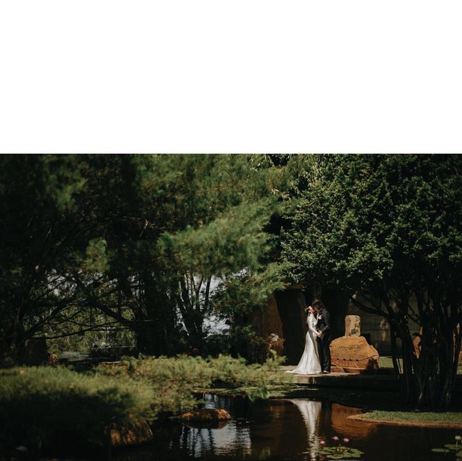 Pemandangan yang asri dengan pepohonan yang rindang semakin menyempurnakan momen spesial tersebut. Tempat ini seakan menyalurkan energi bagi kami yang akan memulai kehidupan baru bersama, katanya. Suasana lokasi yang syahdu begitu pas dengan konsep pernikahan berskala kecil, terutama di masa social disctancing seperti saat ini. (Foto: Instagram/@tarabasro)