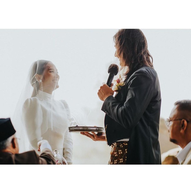 Untuk momen spesial tersebut, bintang film Pengabdi Setan ini menebar pesonanya dalam balutan gaun off-white bernuansa vintage . Gaun tersebut berlengan panjang dan memiliki kerah tinggi. (Foto: Instagram/@tarabasro)