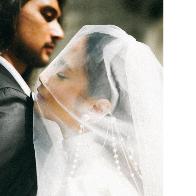 Pandemi COVID-19 tak menghalangi Tara Basro dan Daniel Adnan untuk menikah. Pasangan selebriti ini akhirnya resmi menjadi sepasang suami-istri dalam sebuah seremoni kecil pada Rabu (17/6/2020). (Foto: Instagram/@tarabasro)