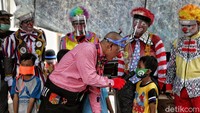 Di tengah pandemi COVID-19 ini, para badut dari Aku Badut Indonesia menghibur warga dengan memakai face shield untuk mematuhi protokol kesehatan.