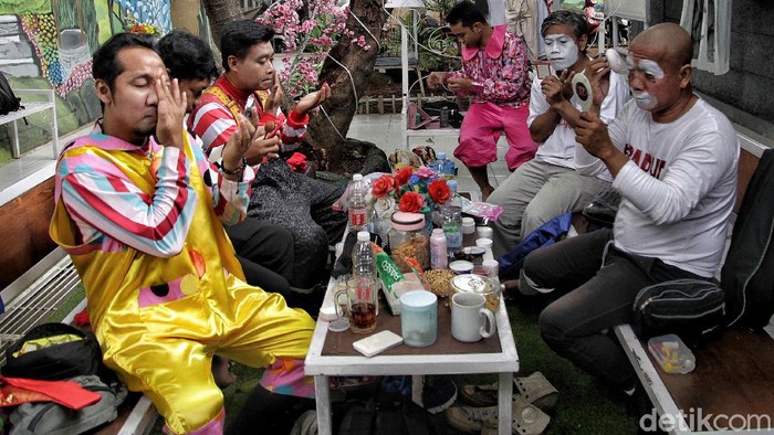Potret Aku Badut Indonesia Siap Hibur Anak-anak Gratis Profesi badut sebagai bagian dari kepedulian sosial ternyata masih eksis di Jakarta. Salah satunya dijalankan oleh komunitas Aku Badut Indonesia yang siap hibur anak-anak.