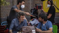 Seorang aktor Spanyol tampak bersiap untuk mengambil adegan saat kembali mengikuti proses syuting di studio yang berada di kawasan Boadilla del Monte, Spanyol.