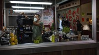 Seorang kru bersiap untuk melakukan syuting di studio yang berada di kawasan Boadilla del Monte, Spanyol.
