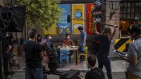 Sejumlah kru dan pemain film di Spanyol tampak kembali memulai syuting usai pemerintah Spanyol melonggarkan pembatasan aktivitas terkait pencegahan penyebaran virus Corona.