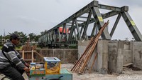 Jembatan tersebut menghubungkan RPTRA dengan lahan parkir.