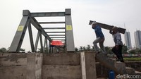 Pekerja menyelesaikan pengerjaan selama masa pandemi.