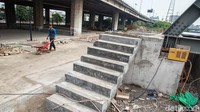 Para pekerja bergotong-royong menyelesaikan pekerjaan.