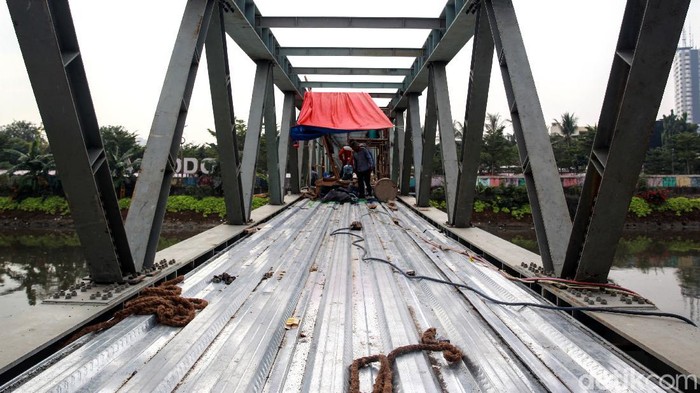 Pembangunan Jembatan Penyeberangan Orang (JPO) di kawasan RPTRA Kalijodo terus dikebut. Seperti apa penampakan terkininya?