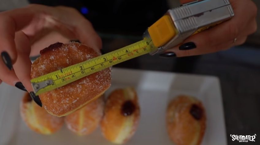 Rekor Makan 10 Donat dalam 3 Menit