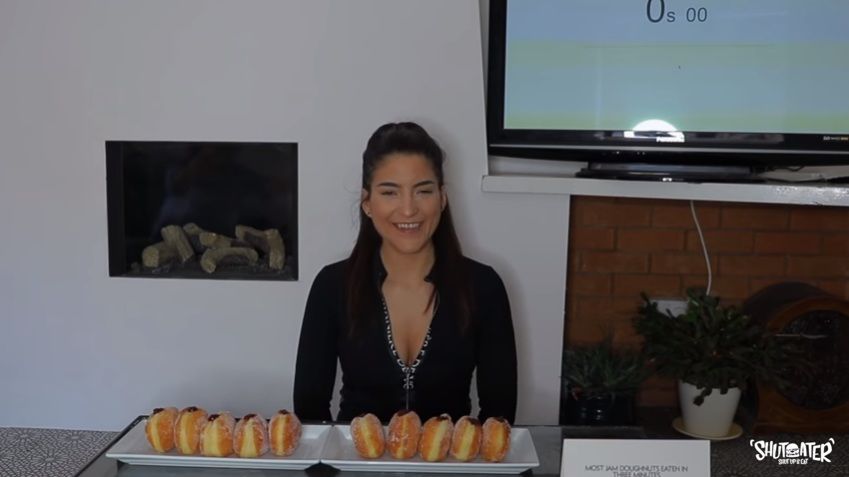 Rekor Makan 10 Donat dalam 3 Menit