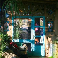 Davies dan Buchanan pindah ke Spanyol pada tahun 2002. Keduanya lalu membeli sebuah rumah Cortijo, rumah tradisional di Spanyol dan merenovasinya. Namun setelah beberapa tahun tinggal di rumah tersebut, pasangan itu kemudian mulai berpikir untuk pindah dan membeli rumah yang lebih murah serta ramah lingkungan. Foto: dok. Laura Davies