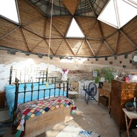 Awalnya Davies dan Buchanan hanya berencana untuk membuat rumah kecil dengan satu kamar tidur. Tapi setelahnya, rencana tersebut berubah menjadi sebuah rumah Eartship yang besar dan unik. Pasangan tersebut menghabiskan sekitar 7 tahun untuk membangun rumah Earthship miliknya. Foto: dok. Laura Davies