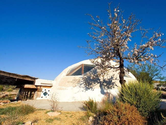 Rumah dengan luas 262 meter persegi yang dibangun dengan bantuan arsitek lokal itu sempat mengalami kendala saat pengerjaan. Buchanan sempat mengalami kecelakaan gergaji tangan, serta musim panas di Spanyol membuat pekerjaan terhenti sementara waktu. Foto: dok. Laura Davies