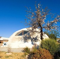 Rumah dengan luas 262 meter persegi yang dibangun dengan bantuan arsitek lokal itu sempat mengalami kendala saat pengerjaan. Buchanan sempat mengalami kecelakaan gergaji tangan, serta musim panas di Spanyol membuat pekerjaan terhenti sementara waktu. Foto: dok. Laura Davies