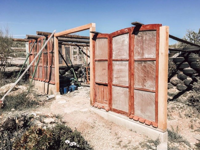 Rumah Earthship ini memiliki fasilitas berupa dapur terbuka, ruang keluarga, satu kamar tidur, toilet, dan gudang. Davies dan Buchanan menggunakan panel surya untuk memberi daya pada rumah dan mengumpulkan air hujan. Foto: dok. Laura Davies