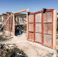 Rumah Earthship ini memiliki fasilitas berupa dapur terbuka, ruang keluarga, satu kamar tidur, toilet, dan gudang. Davies dan Buchanan menggunakan panel surya untuk memberi daya pada rumah dan mengumpulkan air hujan. Foto: dok. Laura Davies