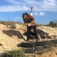 Pasangan Davies dan Buchanan juga membangun beberapa bangunan lain di bagian luar rumah. Dua gudang, tempat penampungan hewan, dan beberapa proyek lainnya telah dibangun selama bertahun-tahun. Untuk material rumahnya, pasangan tersebut memilih untuk menggunakan barang-barang bekas seperti kaleng aluminium, botol, dan ban.  Foto: dok. Laura Davies