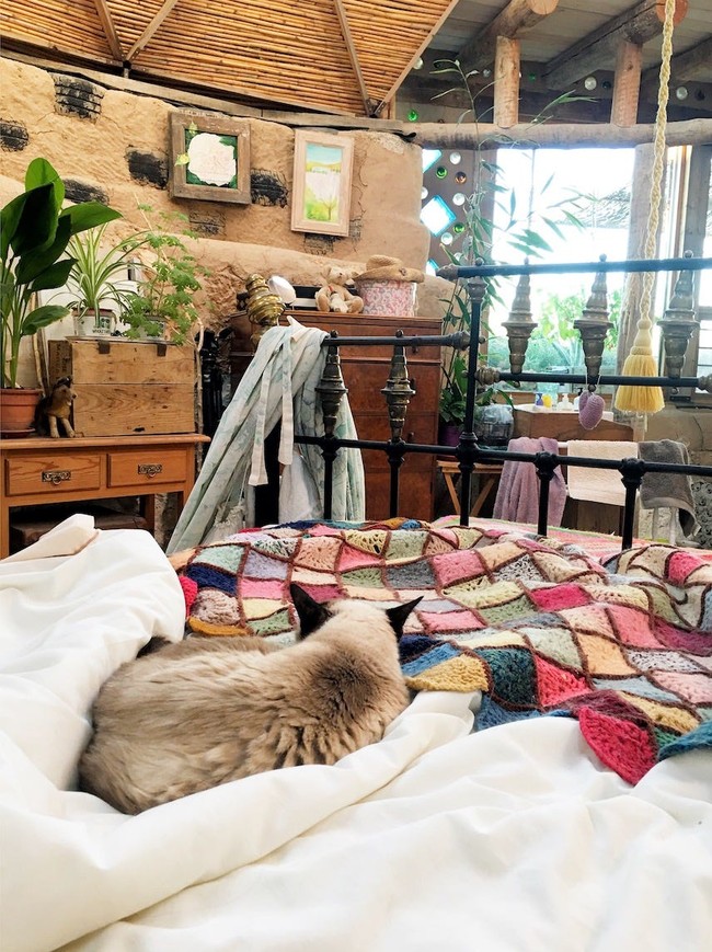 Walaupun pasangan tersebut sangat menyukai rumah Earthship milik mereka, namun keduanya mengakui bahwa terkadang mereka harus menghadapi serangan rayap dan cacing kayu di lingkungan yang mudah banjir itu. Tapi bagi Davies dan Buchananhal itu bukanlah masalah besar dan mereka tidak pernah menyesal telah membangun rumah Earthshipnya. Foto: dok. Laura Davies