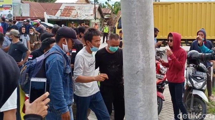 Salah seorang WN China, Mr. We dicegat massa yang menolak kedatangan 500 TKA China di Kendari, Sultra (Sitti-detikcom).