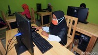 Fasilitas laboratorium komputer ini dibangun berkat bantuan dari Korea Environment Corporation (K-eco) - Pax Global, selaku mitra kerja Dinas Lingkungan Hidup (DLH) DKI Jakarta.