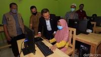 Michael Sou Myung Ryul CEO Pax Global bersama Juwarto Ketua Yayasan Sekolah Alam Tunas Mulia saat melihat laboratoriun komputer di Sekolah Alam Tunas Mulia, Bantar Gebang, Kota Bekasi, Jawa Barat, Selasa (23/6/2020).