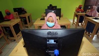 Para siswa belajar di laboratorium komputer yang baru dimiliki oleh Sekolah Alam Tunas Mulia. Sekolah Alam Tunas Mulia merupakan lembaga pendidikan khusus anak-anak pemulung Bantargebang.