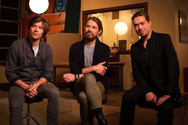 Grup band Hanson bersaudara punya kisah unik dalam hubungan asmara mereka. Isaac Hanson, Taylor Hanson dan Zac Hanson bertemu istri-istri mereka saat menggelar konser mereka sendiri. Rumah tangga ketiganya langgeng dan memiliki banyak anak. Foto: Instagram