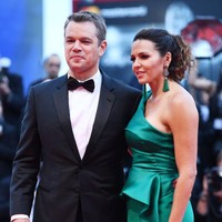 Pada 2002, Matt Damon datang ke sebuah bar di mana Luciana Barroso bekerja. Sosok Luciana langsung menarik perhatian Matt begitu pula sebaliknya. Saling cinta, keduanya menikah pada 2005 dan memiliki 4 anak. Foto: Getty Images/Ian Gavan
