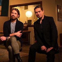 Grup band Hanson bersaudara punya kisah unik dalam hubungan asmara mereka. Isaac Hanson, Taylor Hanson dan Zac Hanson bertemu istri-istri mereka saat menggelar konser mereka sendiri. Rumah tangga ketiganya langgeng dan memiliki banyak anak. Foto: Instagram